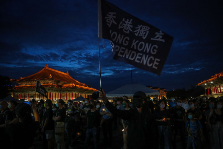 六四事件33週年，公民團體4日在台北舉辦悼念晚會，這場紀念活動多了不少香港元素，吸引不少台灣民眾與在台港人參與。一名參與者手持「香港獨立」的旗幟到場參加。