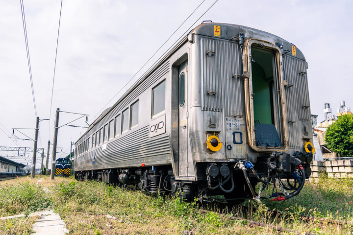 台中驛鐵道文化園區「台中‧驛難忘」保溫計畫展出3款具鐵道發展意義的火車，DR2700型柴油客車在公元1966年以「光華號」之名營運，為鐵路電氣化前最快的陸上交通工具。（台中驛鐵道文化園區提供）