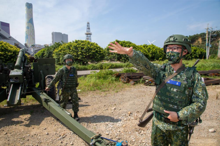 召員執行105榴砲操作