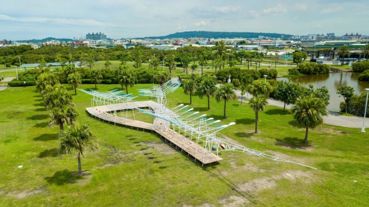 高雄文化中心草坪日前展出臨時性裝置藝術作品「洄身」，汲取海洋文化作為設計元素，廣受民眾喜愛，高雄市政府文化局決定7月底前加碼移展林園海洋濕地公園。（高雄市政府提供）