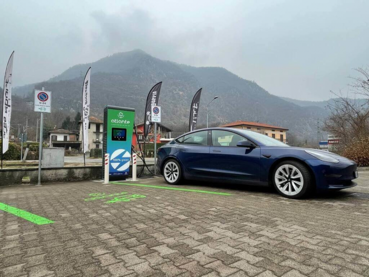 台泥子公司NHOA旗下專責發展電動車快充和超快充基礎設施的Atlante Co. 14日宣布取得羅馬機場營運商ADR的重要標案，將在當地兩處機場建置結合儲能的電動車充電站。（台泥提供）