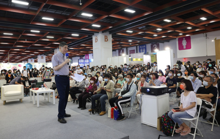 2022台北國際書展2日至7日在台北世貿一館舉行，作家白先勇（前左）5日下午以「紅的艷，白的雪－臺北人的情與愁」為題演講，吸引許多讀者慕名前往。