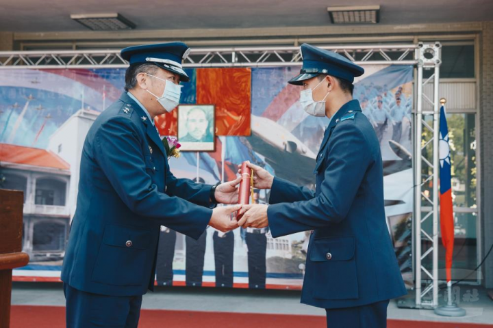 姜指揮官頒發畢業證書。（軍聞社記者葛芃欣攝）
