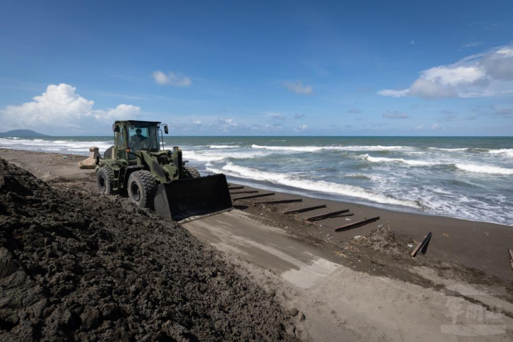 陸軍工兵部隊進行阻絕設置