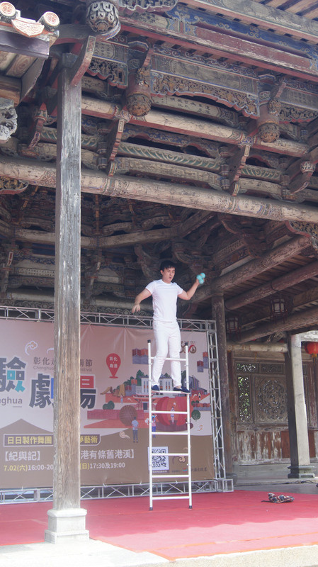 彰化縣文化局14日上午在鹿港龍山寺舉行「2022彰化走讀藝術節實驗劇場」記者會，宣告活動將於25日及7月2、3日登場，結合鹿港歷史場域、表演藝術及觀賞者，融合鹿港在地元素進行演出。