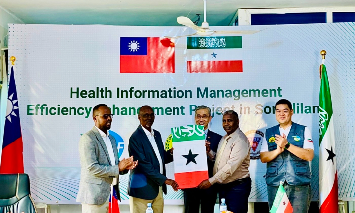 羅代表特別授予索馬利蘭醫療政策與醫院資訊管理臺灣參訓團索國國旗