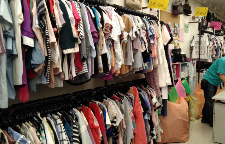 坊間部分業者會回收舊衣，經處理後再上架，以較低價格販售。