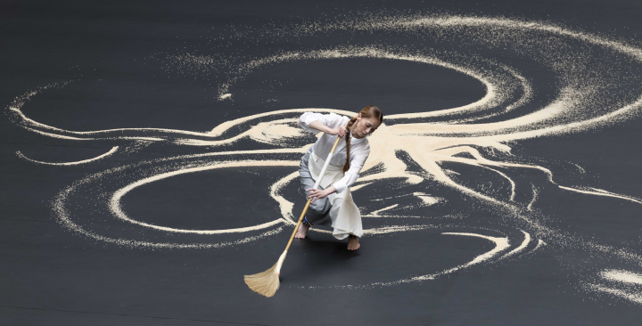李明維受邀在倫敦英國泰特現代美術館「渦輪大廳」（Turbine Hall）展出他的著名作品《如實曲徑》，展期至6月15日。（照片版權©泰特現代美術館2022，Oliver Cowling攝影)