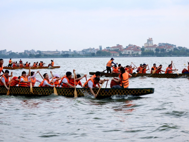 駐越南代表處與越南留台校友會26日在河內市西湖進行龍舟友誼賽，每艘龍舟分別有11名選手，合計3艘龍舟、33人參加。