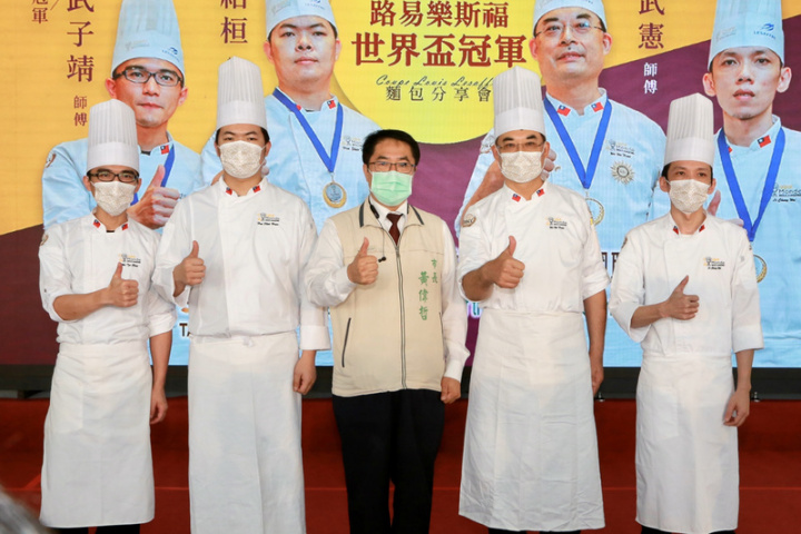 2022路易樂斯福世界盃麵包大賽台灣代表隊首奪團體賽冠軍分享會1日在台南市仁德區百城機械公司舉辦，台南市長黃偉哲（中）出席致意。（台南市政府提供）