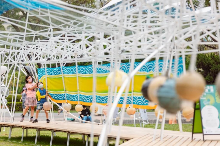 高雄文化中心3至4月展出臨時性裝置藝術作品「洄身」，因作品造型具設計巧思，且兼具趣味性及互動體驗，廣受大小朋友喜愛。（高雄市政府提供）