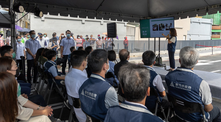 總統聽取新竹市副市長沈慧虹簡報該市「公道三路」之工程進度規劃、家戶拜訪及協商過程等