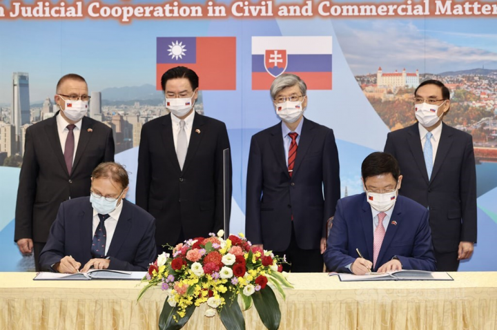 Martin Podstavek (front row, left), Slovakia's top representative to Taiwan and David Lee (front row right), Taiwan's top representative to Slovakia sign the agreement at the Ministry of Foreign Affairs in Taipei Wednesday.