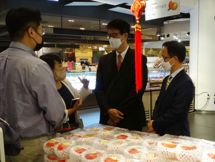 駐韓國台北代表部副代表齊永強（右2）與台貿中心主任賴登科（右1）17日至位於首爾新道林站的D-cube City店參觀Sweet Taiwan主形象區。