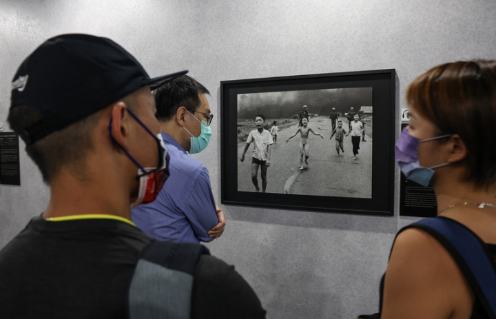 「SHOOTING－普立茲新聞攝影獎80週年展」即將開展，22日在台北華山文創園區搶先預展，不少民眾圍觀瀏覽由退休美聯社攝影師黃幼公當年拍下的越戰中的「燃燒彈女孩」經典畫面。