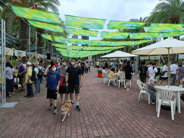 高雄市政府25日起一連兩天在凹子底森林公園中央步道新址試辦「神農市集」，匯集近百名優選小農展售攤位，還有豐富舞台活動等，適逢週末假日好天氣，吸引大批人潮走訪。（高雄市農業局提供）