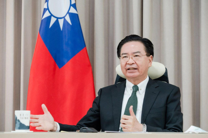 外交部長吳釗燮接受美國「新聞頭條」節目專訪，說明中國的威脅、台美關係及台灣半導體產業對全球的影響等議題。（外交部提供）