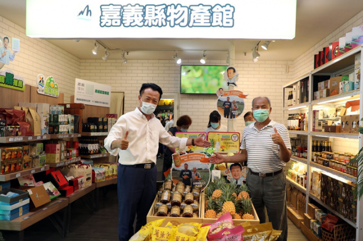 嘉義縣政府4日在國道3號古坑服務區開設嘉義縣物產館，縣長翁章梁（左）出席開幕活動，盼藉由專區設置，推廣品質優良的農特產品並拓展銷售通路。