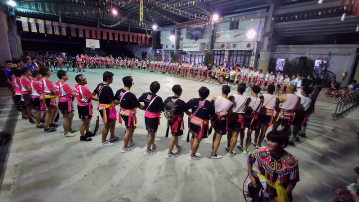 台東縣政府原住民族行政處長方銘總16日受訪時表示，經徵詢各方意見和部落討論後，今年暑假期間的豐年祭和收穫祭，以及其他族群的歲時祭儀是否舉辦，將由各部落自行決定。圖為鹿野鄉巴拉雅拜部落2020年間豐年祭活動情形。