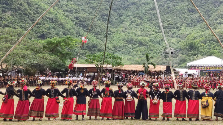台東縣政府16日指出，今年暑假期間的原住民族豐年祭和收穫祭，以及其他族群的歲時祭儀是否舉辦，將由各部落自行決定，目前台東市馬卡巴嗨文化觀光節和卑南鄉東魯凱族收穫祭都已確定舉辦。圖為2019年間魯凱族收穫祭活動情形。