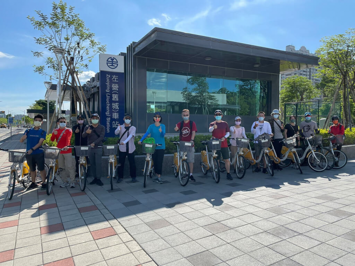 高雄市交通局提出環島自行車路網修正計畫，納入左營到夢時代輕軌自行車道及左營鳳山園道自行車道，18日動員試騎，檢視路線規劃問題。（高雄市政府提供）
