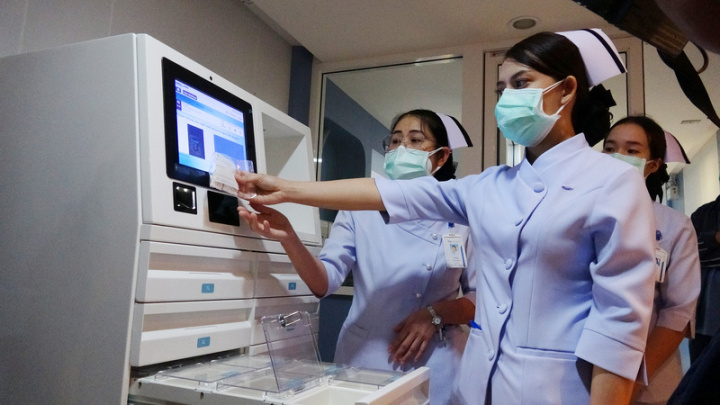 中華電信和吞武里醫院31日簽署智慧醫院合作意向書，圖為護理師示範如何使用智慧藥櫃系統。