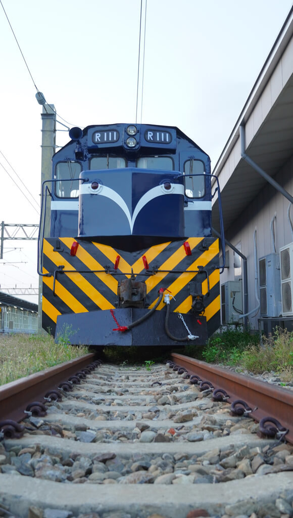 台中驛鐵道文化園區「台中‧驛難忘」保溫計畫展出3款具鐵道發展意義的火車，R100型柴電機車在1970年代與「莒光號」同時登場，為「莒光號」標準牽引機，也是當時西部幹線新銳主力。圖為展示的R100型柴電機車恢復海軍藍塗裝。（台中驛鐵道文化園區提供）