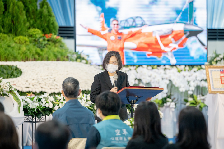 總統頒贈「空軍烈士徐大鈞上尉褒揚令」，並致詞