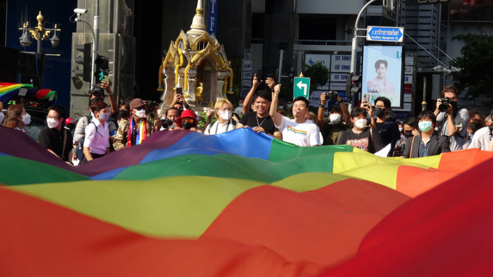 泰國LGBTQ團體近幾年積極爭取同婚合法化，5日同志驕傲大遊行現場大家拉著彩虹旗高喊婚姻平權口號，盼加速同婚合法進程。