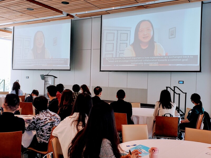 政務委員唐鳳透過視訊參加當地時間12日舉行的溫哥華台灣學生論壇，並和學生們交流；他指出，台灣的價值觀受世界推崇。