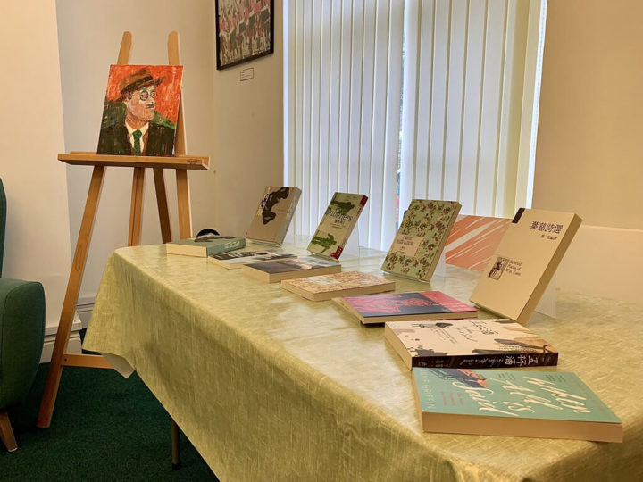 6月16日「布魯姆日」（Bloomsday）是愛爾蘭全國歡慶的重要節日，紀念愛爾蘭作家喬伊斯及其劃時代小說「尤利西斯」。駐愛爾蘭代表處應景在領務大廳推出愛爾蘭文學作品台灣正體字譯本書展。（駐愛爾蘭代表處提供）