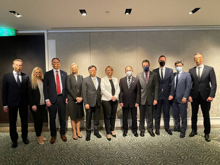 外交部政次曾厚仁（右5）與立陶宛經濟暨創新部政務次長聶琉嫻娜（右6）訪團合影，代表台灣政府與人民感謝立陶宛對台支持。（外交部提供）