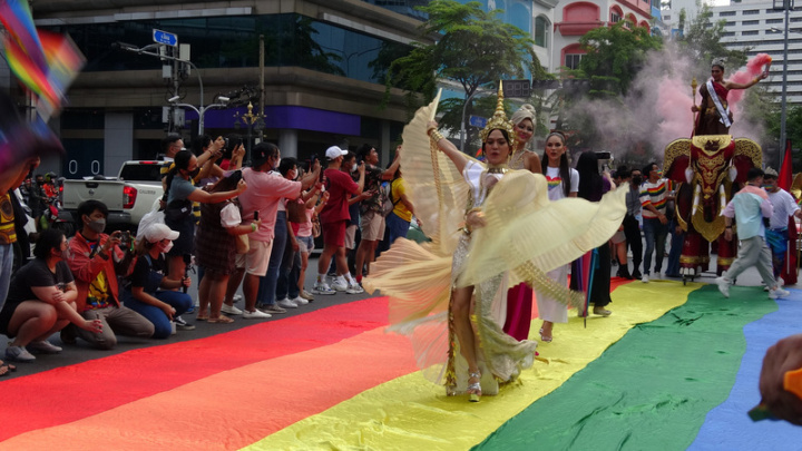 同志驕傲大遊行5日在曼谷市中心熱鬧登場，扮裝皇后走上彩虹通道，現場氣氛熱鬧非凡。
