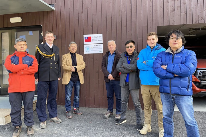 Members of the Tai Arctic research team from Taiwan's National Central University and Nicolaus Copernicus University of Poland. Photo courtesy of the Tai Arctic research team
