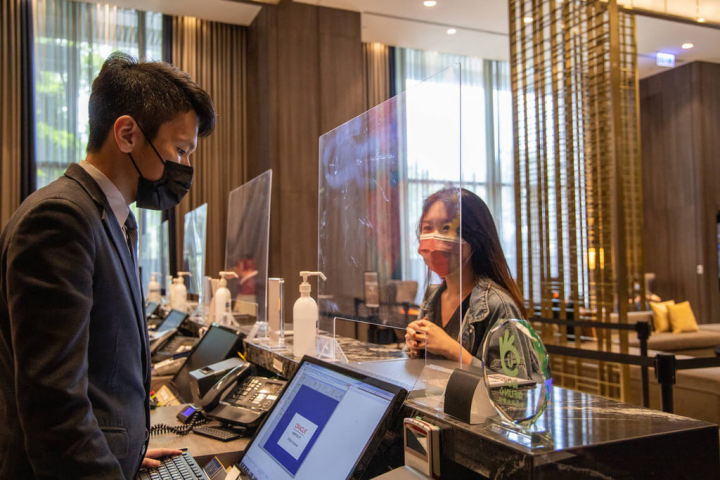 新北市政府觀光旅遊局與數位旅遊平台Agoda共同推廣近百家取得「新北OK標章」的合法旅宿，提供國際與國內旅客選擇住宿時參考，「新北OK標章」業者代表完成COVID-19防疫自主管理檢查。（新北市觀旅局提供）