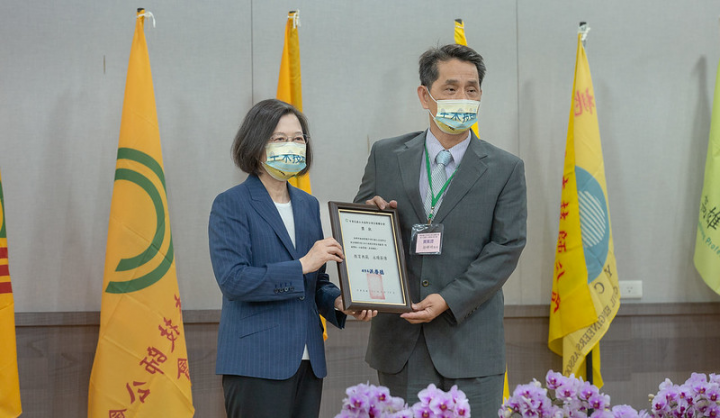 總統親頒「土木工程教育傑出貢獻獎」予得獎者徐輝明副校長