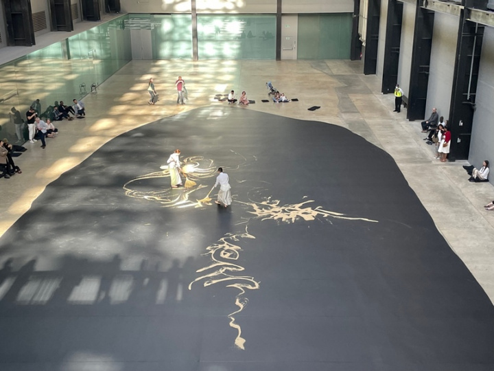 倫敦泰特現代美術館是全球當代藝術重鎮，館內的「輪機房大廳」更是焦點作品專屬空間，26日起首度有台灣藝術家作品進駐，是李明維的「如實曲徑」。他告訴中央社，作品呈現深沉文化的共通美學。