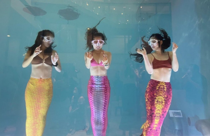 國立海洋科技博物館推出「人魚減塑藝術劇場」，共規劃20場次，邀請自由潛水員化身人魚在水底演繹，結合環境教育故事，人魚成為戰士力抗海廢魔王。（國立海洋科技博物館提供）