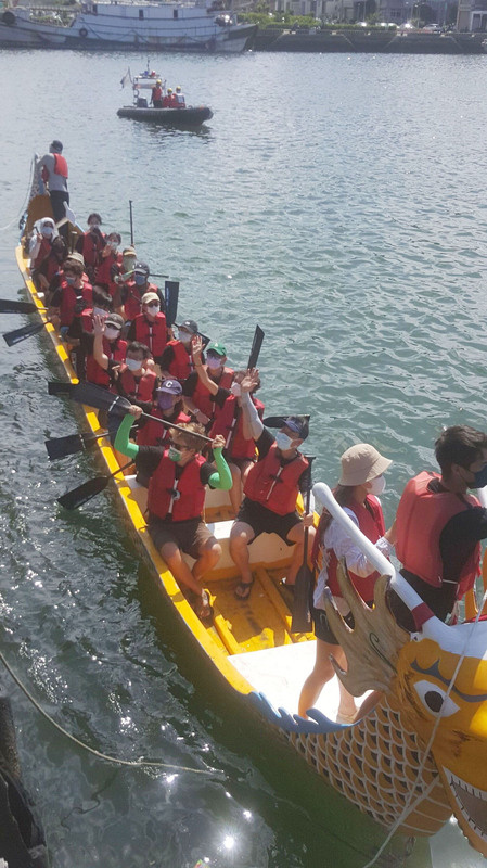  澎湖龍舟競賽活動受到疫情影響，取消開、閉幕等活動，選手們3日在高溫下競划，爭取賽事佳績。