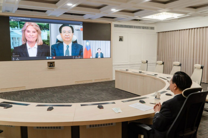 外交部長吳釗燮接受美國「新聞頭條」（Newsmax）新聞網節目主持人專訪。（外交部提供）