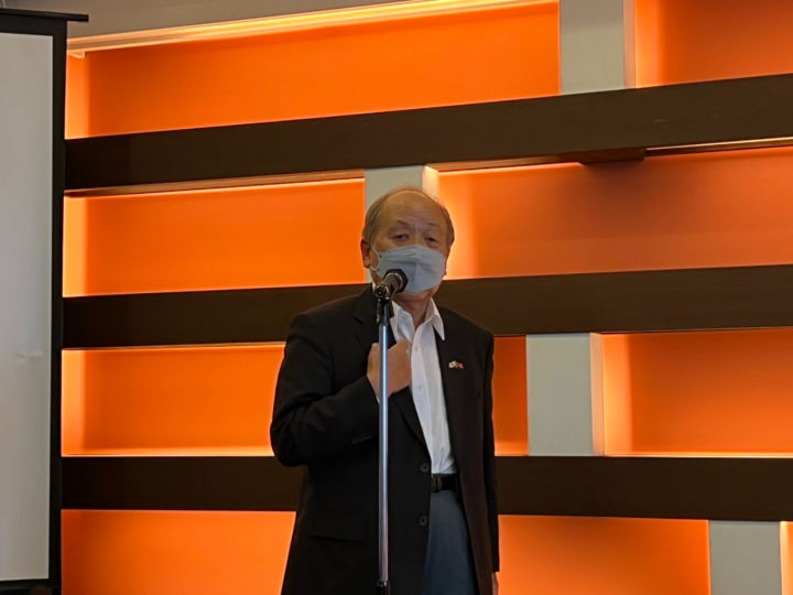 大阪中華總會洪里勝信名譽會長致詞並領導乾杯