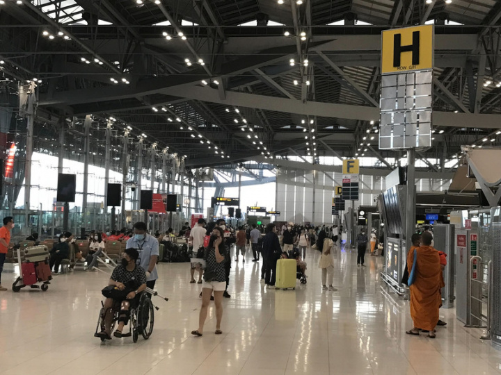 7月起入境泰國的外籍旅客不再需要申請Thailand Pass。圖為恢復繁忙的曼谷蘇凡納布機場。