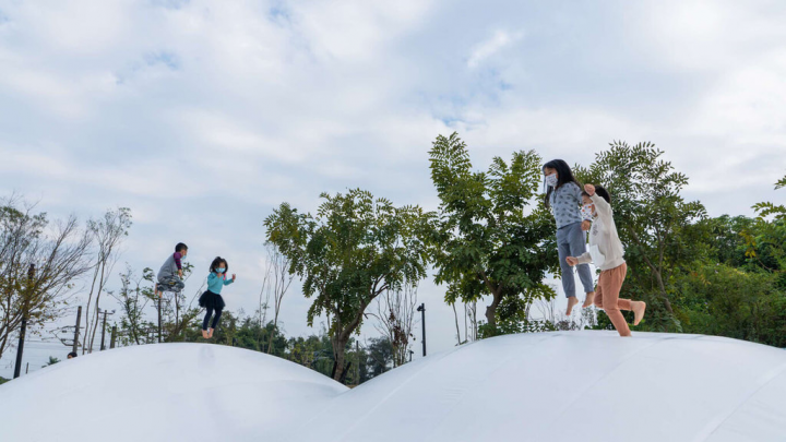 台南市隆田ChaCha文化資產教育園區引進全國唯一的「彈跳小丘」，讓小朋友在彈跳小丘玩耍時，可從不同制高點觀賞珊瑚潭公共藝術，啟發藝術想像力。（台南市政府提供）