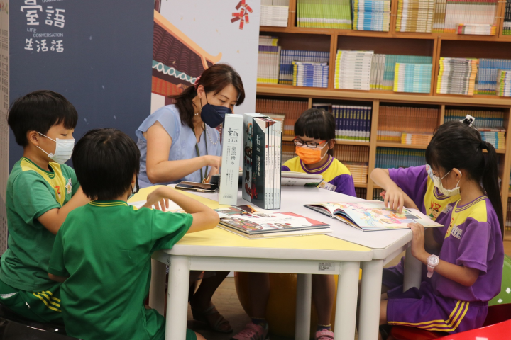 桃園市文山國小生師生閩南繪本閱讀趣