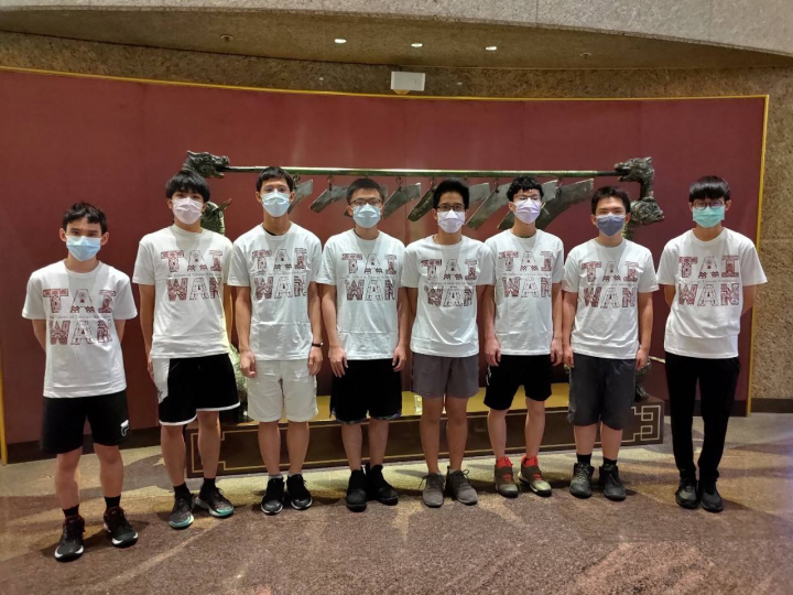 選手合照-左起為吳昀諺(銅牌)、徐子翔(榮譽獎)、廖冠豪(榮譽獎)、林順文(銅牌)、廖聲融(榮譽獎)、林韋辰(銀牌)、林奕廷(銀牌)、楊祐宇(銅牌)