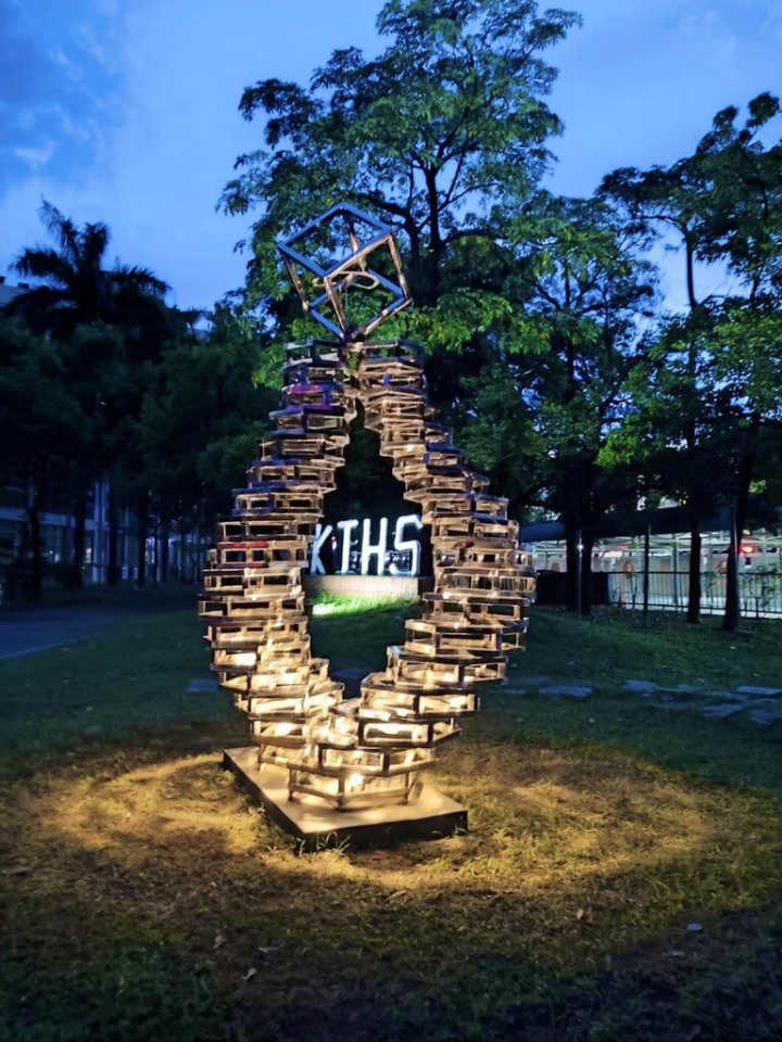 高雄高工學生焊接鐵材層層向上扭轉，搭配齒輪與嫩芽意象，打造校園藝術新地景「轉．基」，象徵轉出生命力，盼疫情後迎來轉機，也期許工業城市高雄與自然共存。（高雄市政府提供）