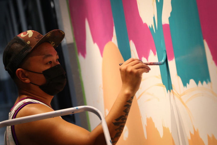 台北松山文創園區與REACH共同策畫「塗鴉俱樂部－夜夏疾走」，24日起一連3天邀請7名台灣塗鴉藝術家進駐製菸工廠公共空間進行快閃創作，在古蹟建築空間內呈現塗鴉創作的街頭力量。