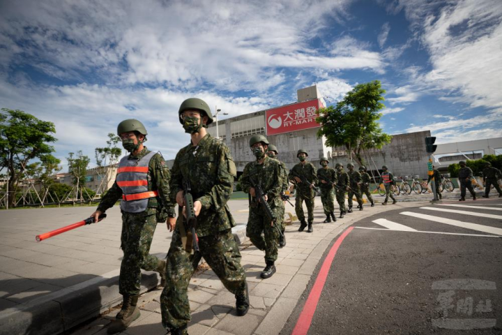 高雄市後備一旅步二營召員15日進行5公里行軍訓練