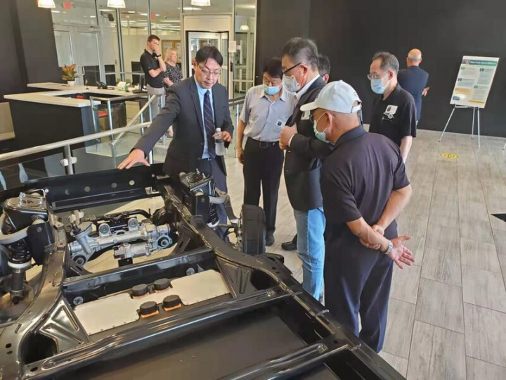 鴻海在美國俄亥俄州當地時間22日率領代表團參訪Lordstown電動車廠區，鴻海集團產品長蕭才祐（圖左）向代表團成員介紹當地廠區產品。（鴻海提供）