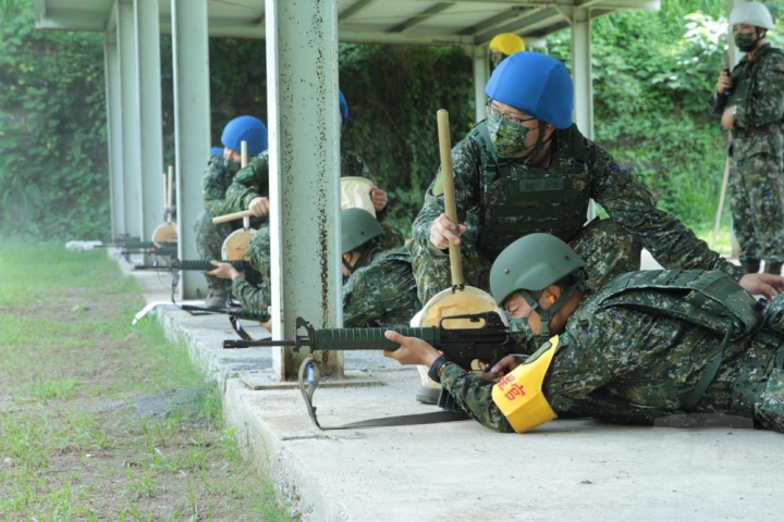 高雄市後備1旅步2營新制教召實彈射擊訓練，提升召員射擊能力。（後備指揮部提供）